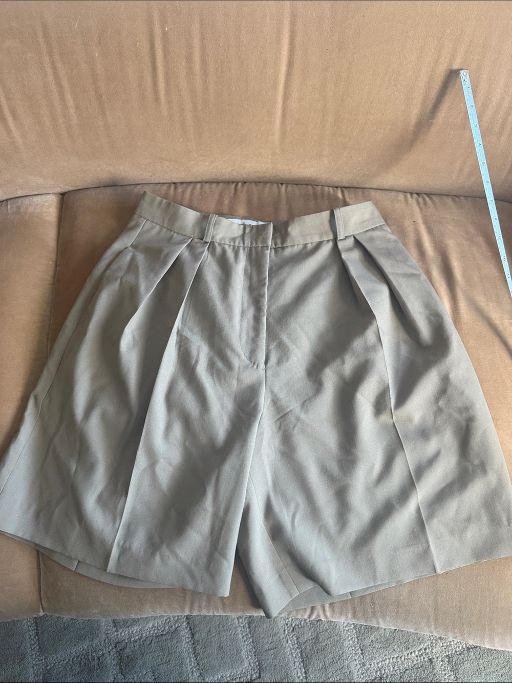 100% wool ROHE Pleated High-Waist Women's Shorts in Light Taupe sz 40